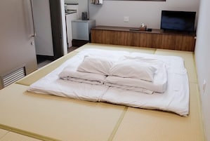 Escritorio, wifi gratis y ropa de cama 