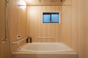 Villa supérieure, balcon | Salle de bain | Pantoufles, serviettes fournies