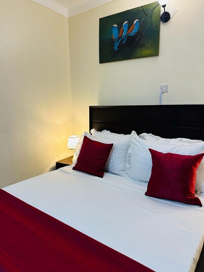 9-room hotel in phenomenal Busia with WiFi