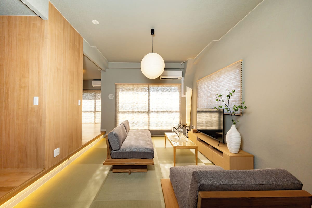 6C | Living area | 42-inch flat-screen TV with digital channels