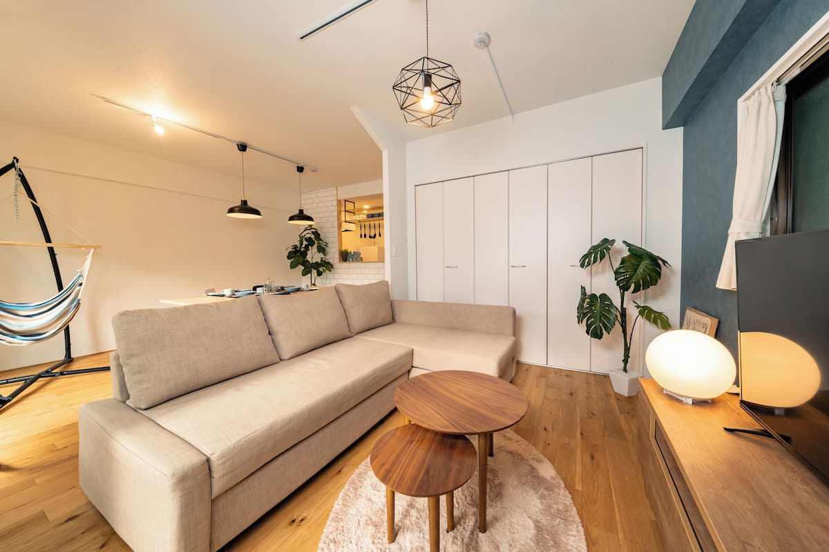1A | Living area | 42-inch flat-screen TV with digital channels