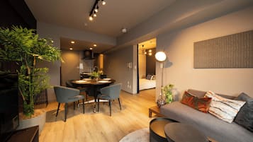 1C | Living area | 42-inch flat-screen TV with digital channels