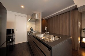 Habitación (6A) | Cocina privada | Refrigerador, microondas, parrilla de estufa y tetera eléctrica 