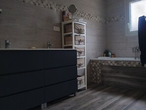 Toalhas de banho, sabonete, papel higiênico 