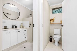 Shower, hair dryer, towels, shampoo