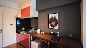 Habitación con 2 camas individuales | Cocina privada | Microondas y utensilios de cocina
