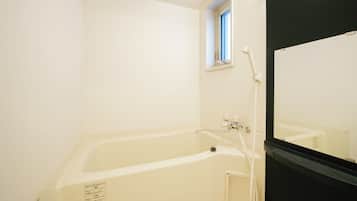 Twin kamer | Badkamer | Een aparte badkuip en douche, gratis toiletartikelen, een haardroger