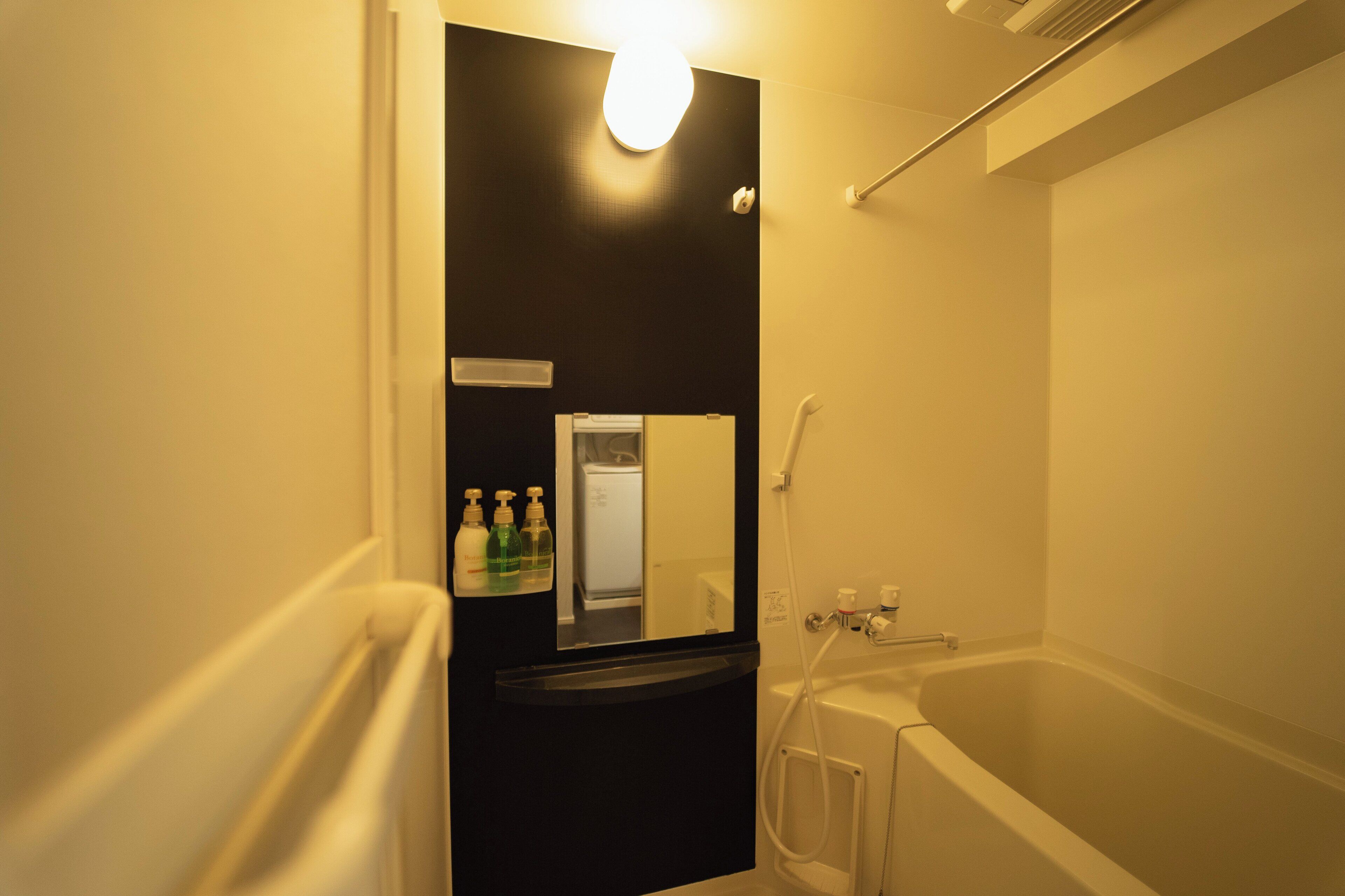 Studio Suite | Bathroom | Separate tub and shower, free toiletries, hair dryer, towels