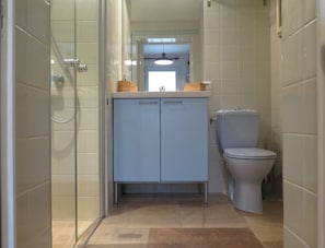 Douche, sĂšche-cheveux, papier toilette