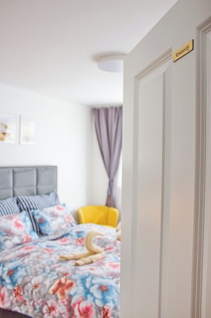 2 habitaciones, tabla de planchar con plancha, cuna de viaje y wifi 