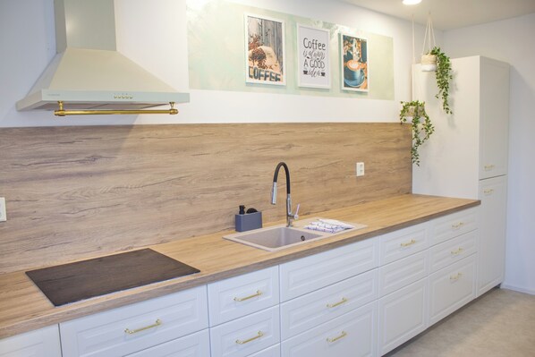 Microonde, lavastoviglie, pentole/stoviglie/utensili