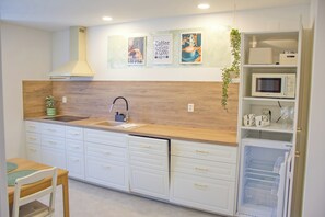 Microondas, lavavajillas y utensilios de cocina 