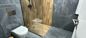 Cozy 1-bedroom apartment with WiFi, AC in fantastic Sebeș