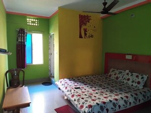 Desk, free WiFi, bed sheets - DhamStay Hotel Sun Plaza Near Konark (Gop)