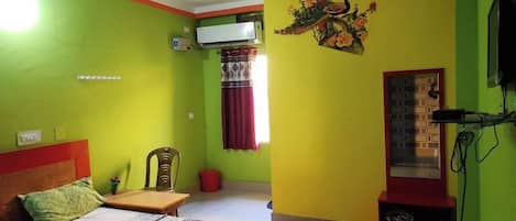 Deluxe Double Room | Desk, free WiFi, bed sheets