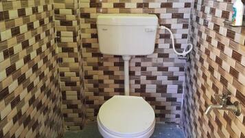 Douche, douche à « effet pluie », articles de toilette gratuits