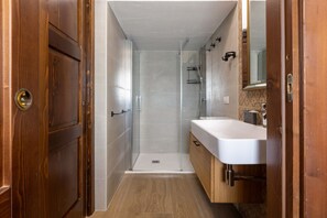 Dutxa, assecador de cabells, bidet i tovalloles 