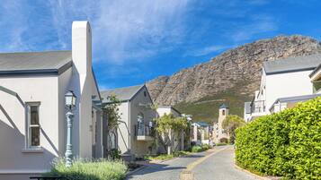 One Bedroom Lake View Villa 18 | Mountain view