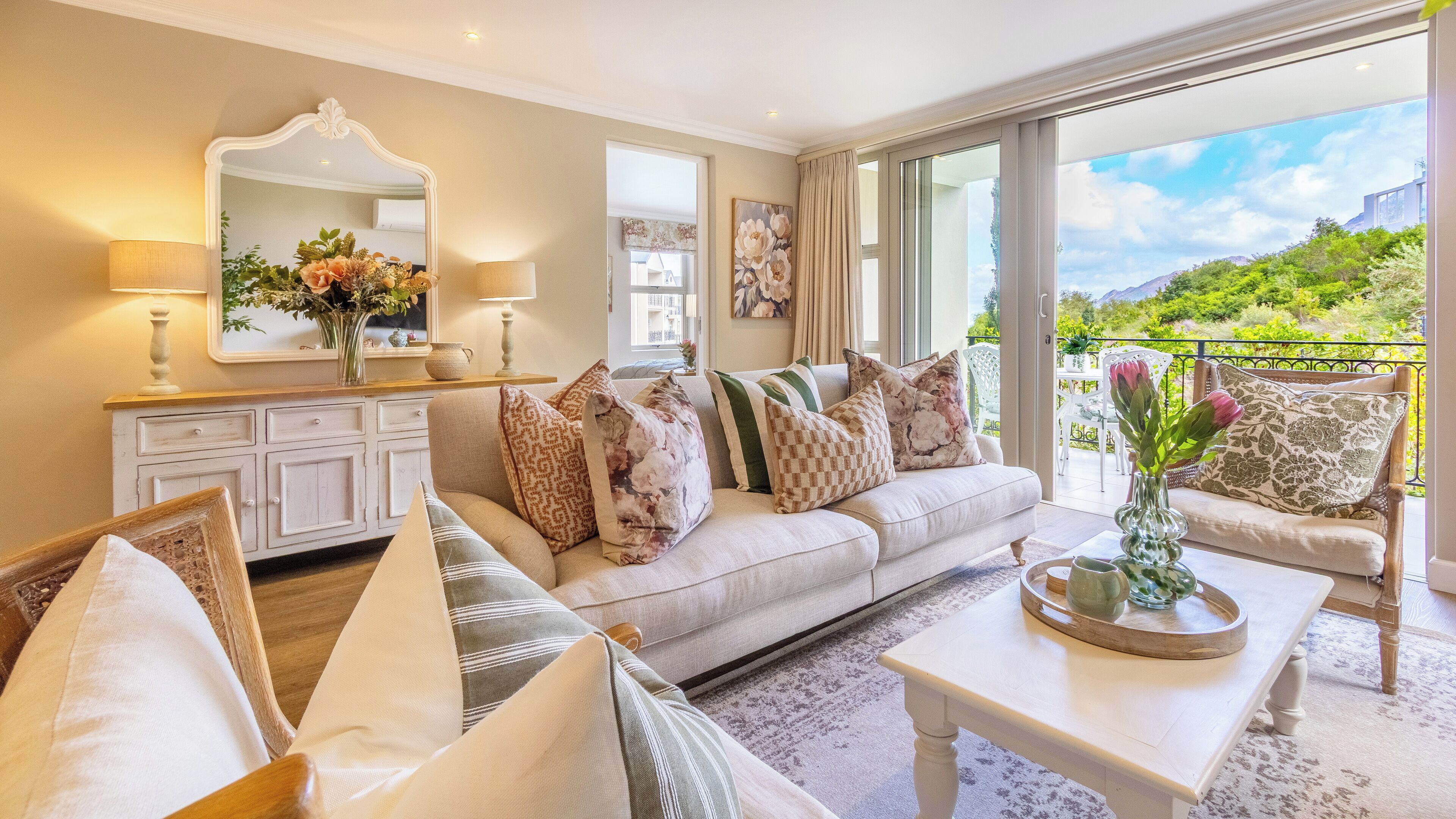 經典公寓, 2 間臥室, 可使用泳池, 山景 | 起居區 | 40-吋智慧型電視，提供數位頻道