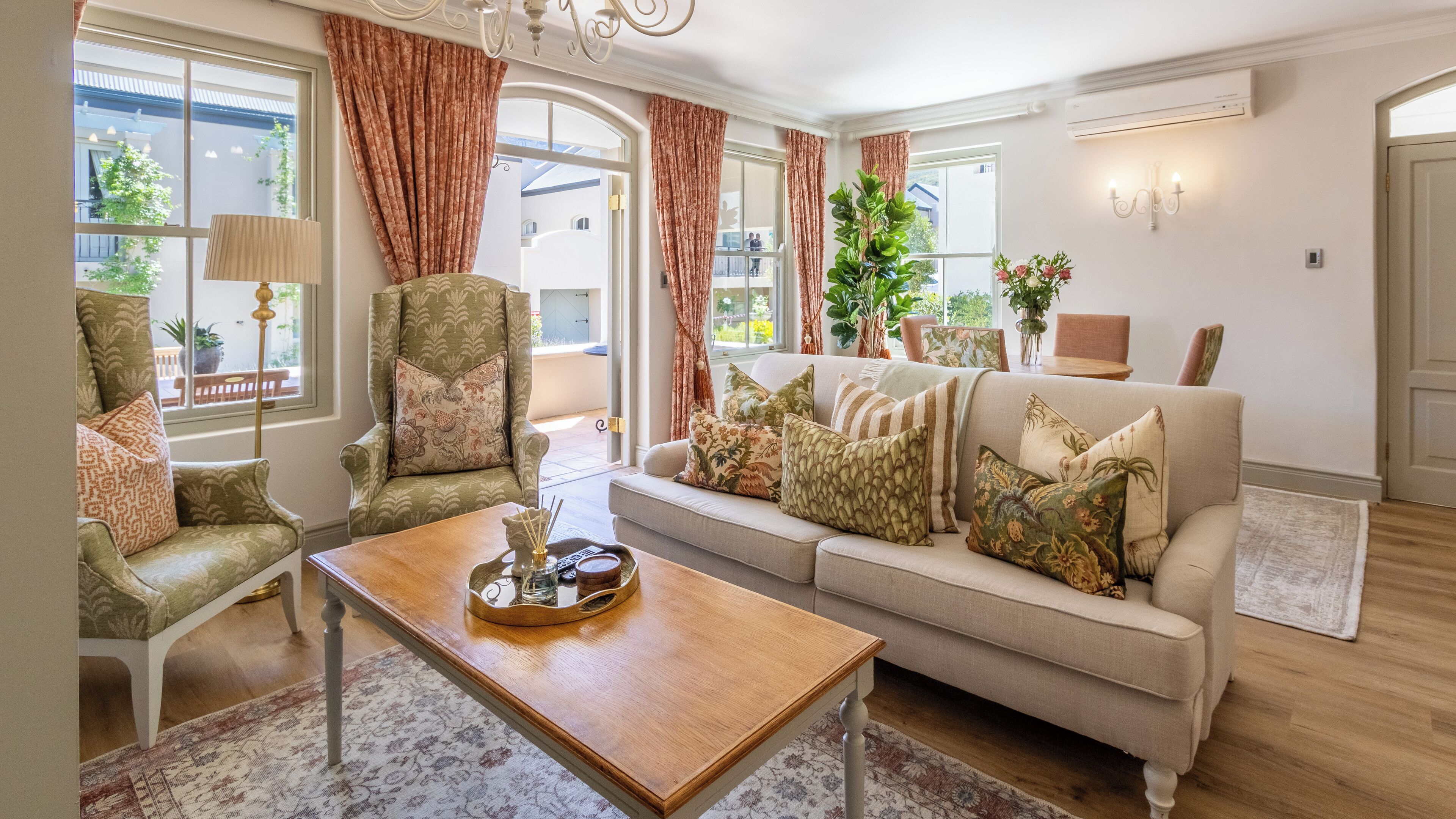 One Bedroom Village View Villa 27 | Área de estar | Smart TV 40 polegadas com canais digitais