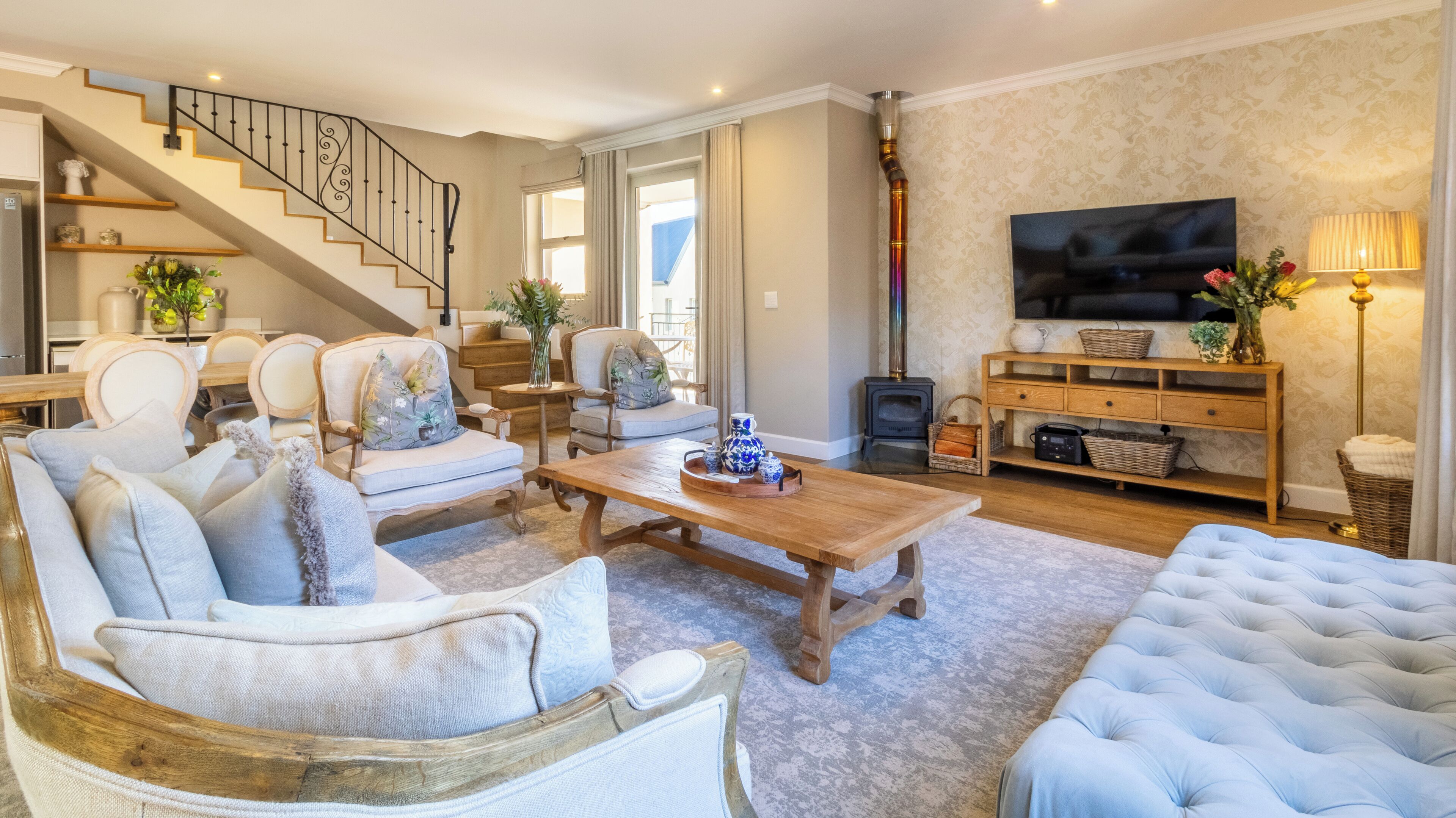 Departamento clásico | Área de sala de estar | Smart TV de 40 pulgadas con canales digitales 