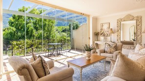 Lake View Villa 15 | บริเวณนั่งเล่น | สมาร์ททีวี 40 นิ้ว พร้อมช่องดิจิตอล