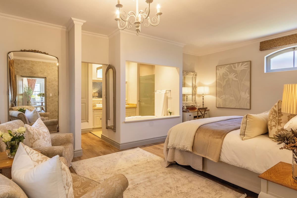 Premium bedding, in-room safe, individually decorated