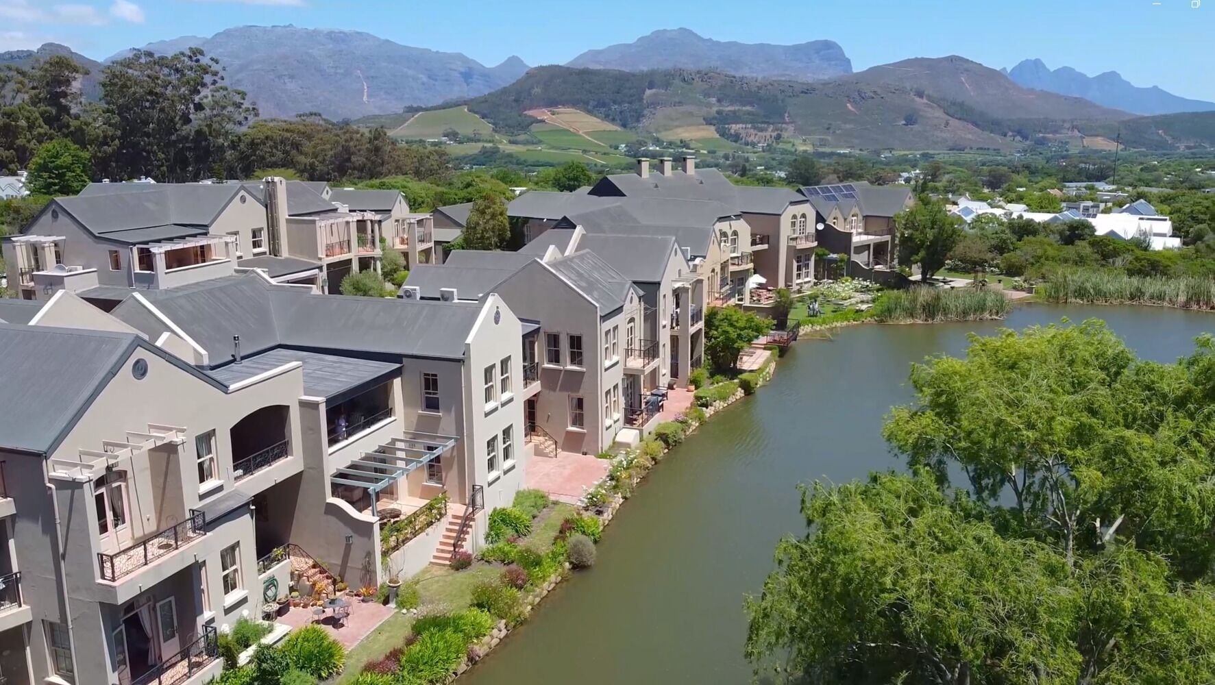 One Bedroom Lake View Villa 16 | Bộ đồ giường cao cấp, két bảo mật tại phòng, bàn 