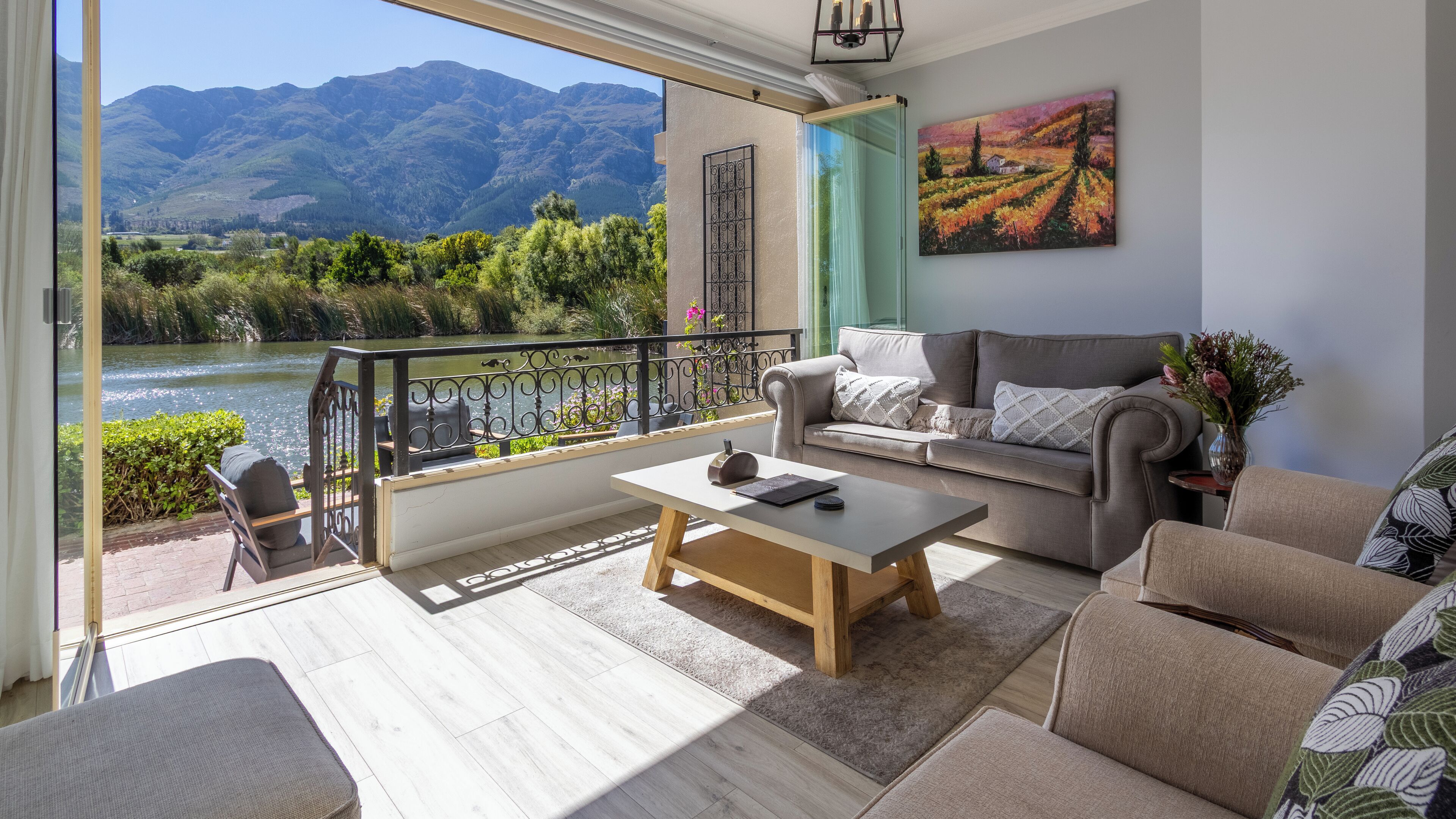 ラグジュアリー ヴィラ | リビングルーム | 40 インチのスマートテレビ (デジタル放送視聴可)