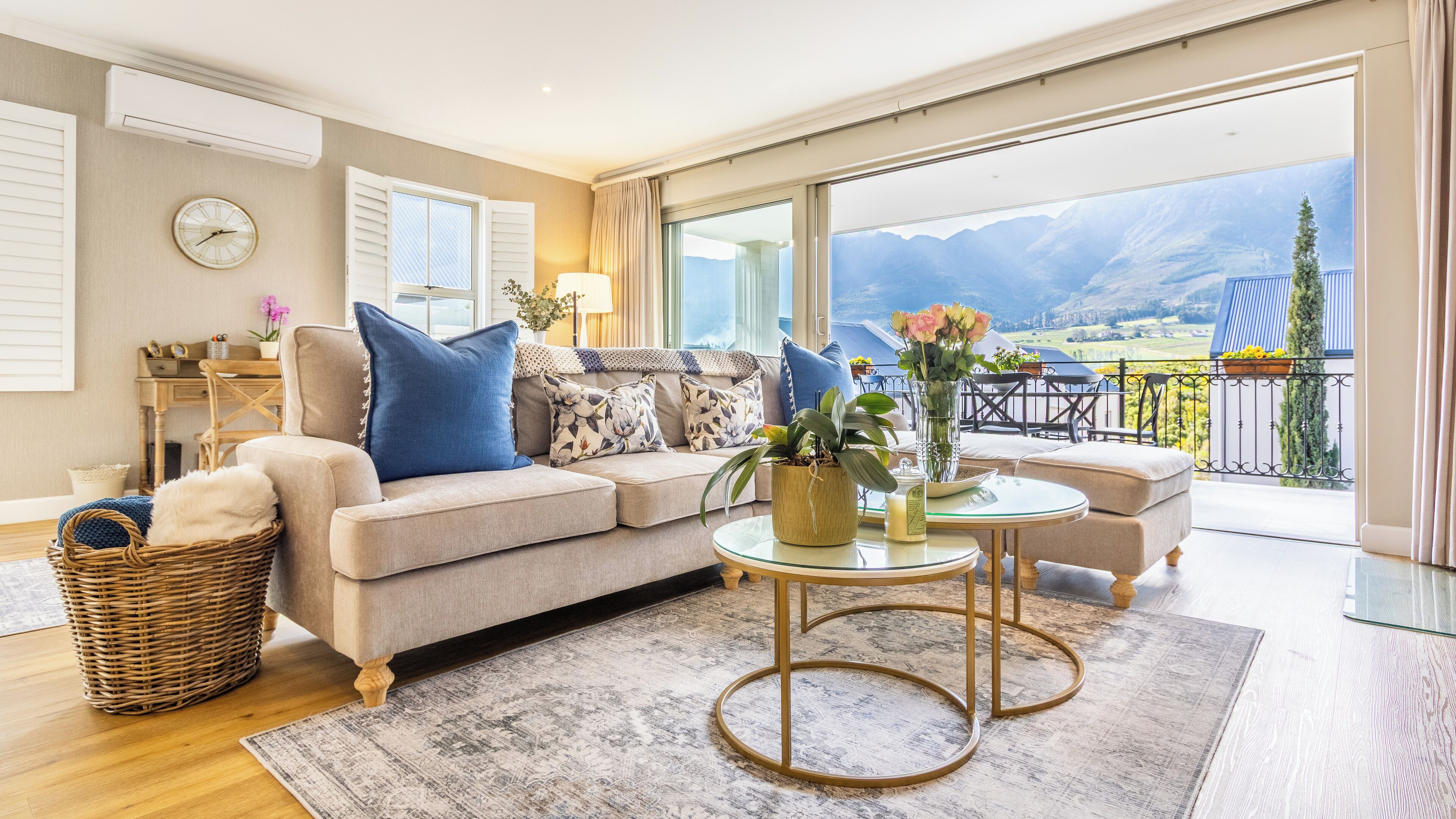 ヴィラ 2 ベッドルーム マウンテンビュー | リビングルーム | 40 インチのスマートテレビ (デジタル放送視聴可)