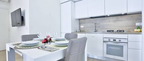 Fridge, oven, stovetop, dishwasher