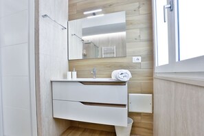 シャワー、ヘアドライヤー、ビデ、タオル