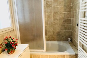 Hair dryer, bidet, towels - GuestHost - Cosy 85 sqm flat on 2 levels for 4 people, on the 3th floor of a typical mountain-style building (WITHOUT LIFT with stairs to access it).We are located in La Thuile, an Alpine resort famous for its ski slopes and peaceful atmosphere, close to (La Thuile)
