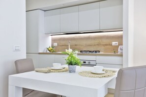 Dining - GuestHost - Comfortable and bright apartment perfect for 2 people and equipped with all comforts, including a spacious 15 sqm balcony ideal for relaxing moments. The apartment is located in Via Cimarosa, in the lively Vomero district, an ideal area for a (Napoli)