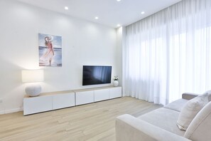 TV - GuestHost - Comfortable and bright apartment perfect for 2 people and equipped with all comforts, including a spacious 15 sqm balcony ideal for relaxing moments. The apartment is located in Via Cimarosa, in the lively Vomero district, an ideal area for a (Napoli)