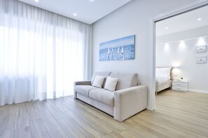 TV - GuestHost - Comfortable and bright apartment perfect for 2 people and equipped with all comforts, including a spacious 15 sqm balcony ideal for relaxing moments. The apartment is located in Via Cimarosa, in the lively Vomero district, an ideal area for a (Napoli)