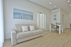 TV - GuestHost - Comfortable and bright apartment perfect for 2 people and equipped with all comforts, including a spacious 15 sqm balcony ideal for relaxing moments. The apartment is located in Via Cimarosa, in the lively Vomero district, an ideal area for a (Napoli)
