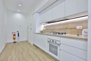 Fridge, oven, stovetop, dishwasher - GuestHost - Comfortable and bright apartment perfect for 2 people and equipped with all comforts, including a spacious 15 sqm balcony ideal for relaxing moments. The apartment is located in Via Cimarosa, in the lively Vomero district, an ideal area for a (Napoli)