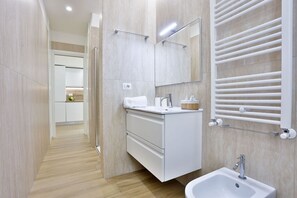Shower, hair dryer, bidet, towels - GuestHost - Comfortable and bright apartment perfect for 2 people and equipped with all comforts, including a spacious 15 sqm balcony ideal for relaxing moments. The apartment is located in Via Cimarosa, in the lively Vomero district, an ideal area for a (Napoli)