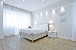 1 bedroom, iron/ironing board, WiFi, bed sheets - GuestHost - Comfortable and bright apartment perfect for 2 people and equipped with all comforts, including a spacious 15 sqm balcony ideal for relaxing moments. The apartment is located in Via Cimarosa, in the lively Vomero district, an ideal area for a (Napoli)