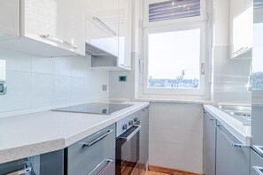 Microonde, piano cottura, lavastoviglie, macchina per tè/caffè