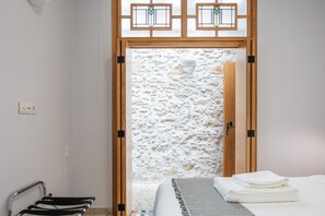 Apartamento conforto, sacada, vista para a cidade | 1 quarto, quartos à prova de som, ferros/tábuas de passar roupa