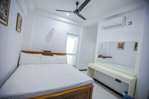 6 Schlafzimmer, Bügeleisen/Bügelbrett, WLAN