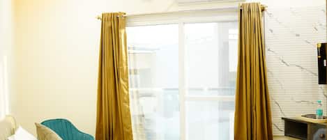 Phòng Tiêu chuẩn | Bàn, màn/rèm cản sáng, bàn ủi/dụng cụ ủi quần áo