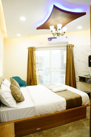 Habitación estándar | Escritorio, cortinas blackout y tabla de planchar con plancha 