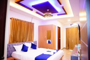 Habitación Deluxe, vista a la ciudad | Escritorio, cortinas blackout y tabla de planchar con plancha 