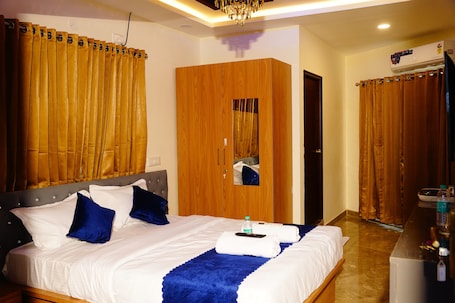 Deluxe Room, City View | Desk, blackout drapes, iron/ironing board, free WiFi. Royal Suites