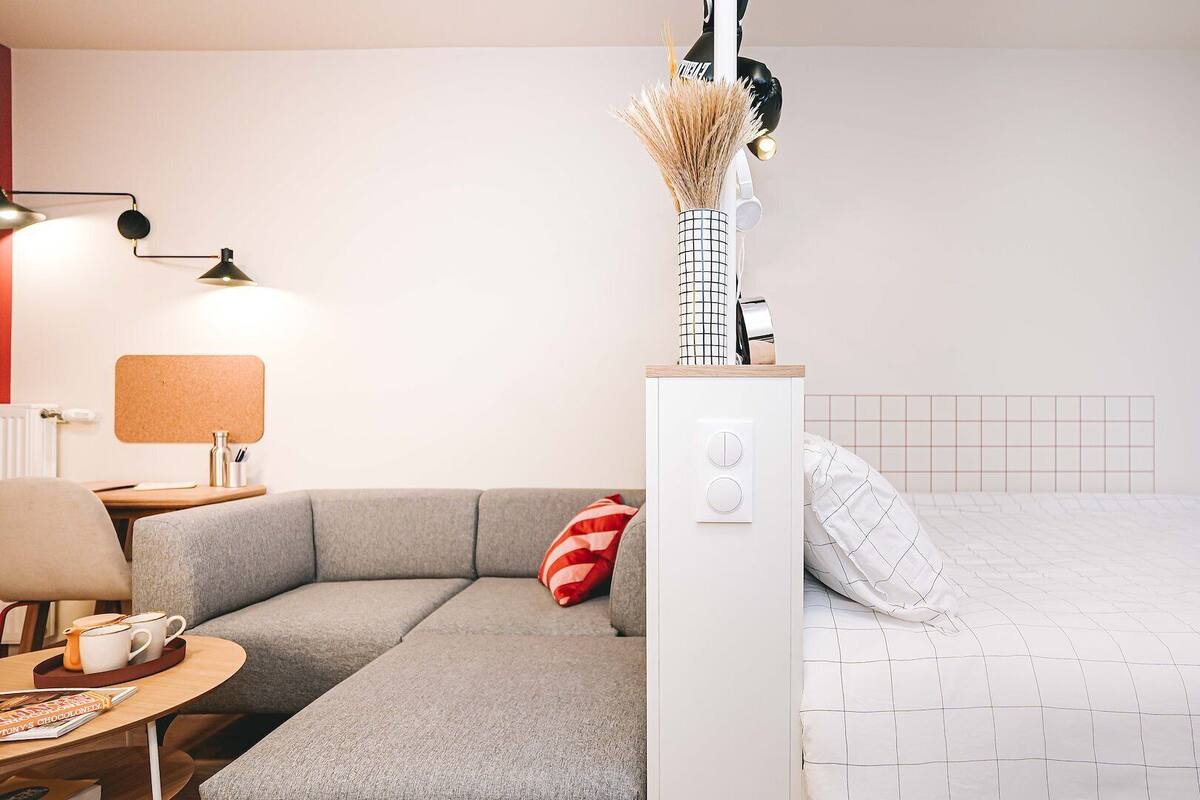 Desk, soundproofing, WiFi (free), individually furnished
