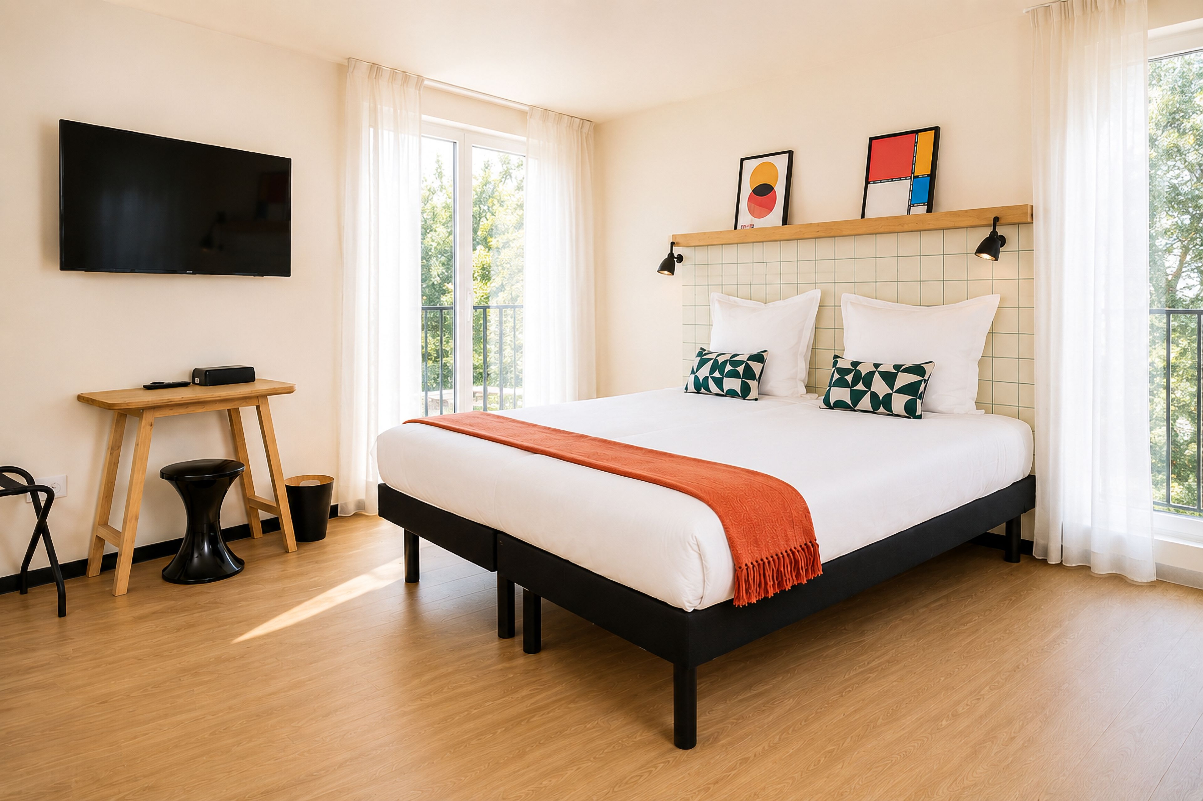 Un dormitorio con cama, televisor, escritorio y ventana.