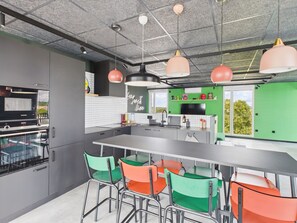 Een espressoapparaat, een koffiezetapparaat/waterkoker, een waterkoker